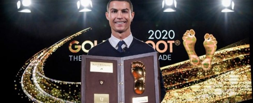 Кристиано Роналдо е получил наградата си Golden Foot bet365