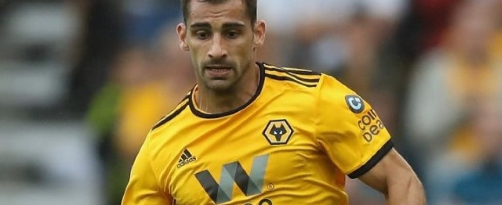 Уулвърхамптън продължи договора на защитника Джони Кастро bet365