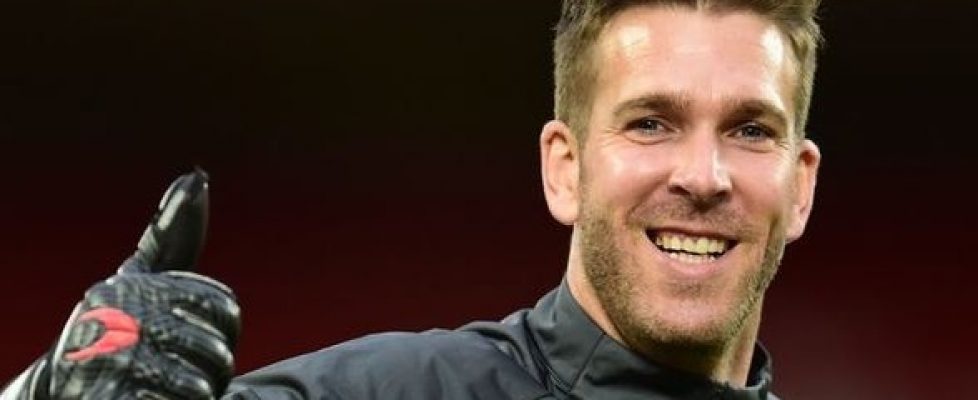 Ливърпул е предложил нов договор на резервния си страж Адриан bet365