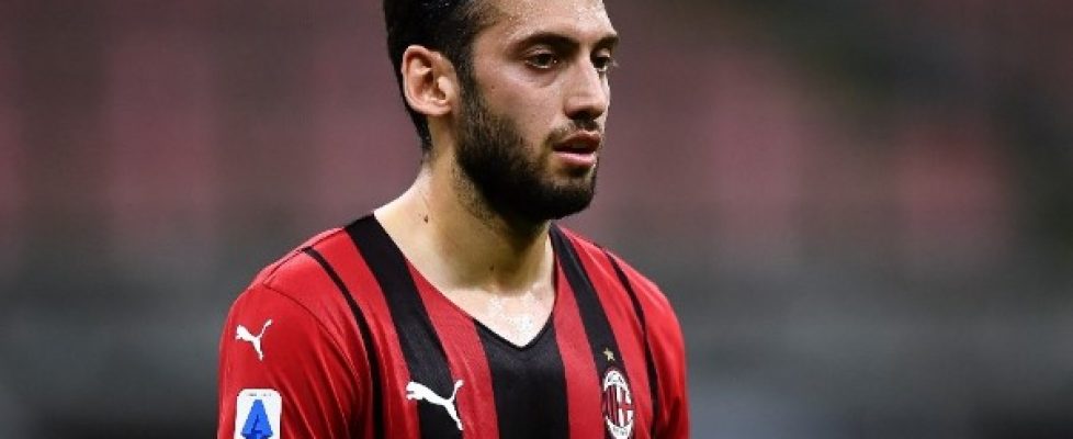 Хакан Чалханоолу се е съгласил да продължи договора си c Милан bet365