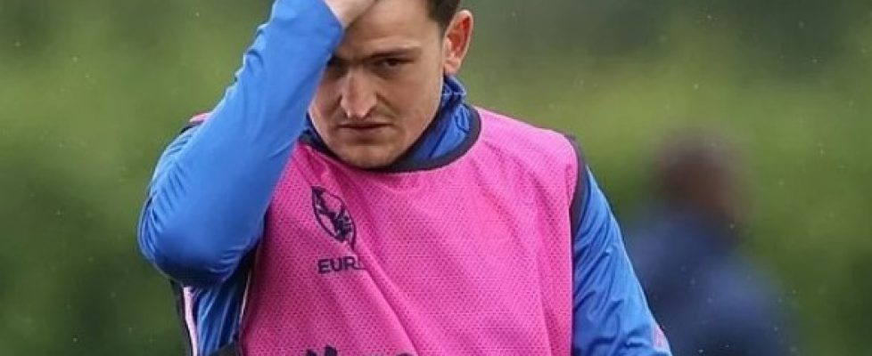 Хари Магуайър тренира отделно от основната група във вчерашното занимание на тима bet365