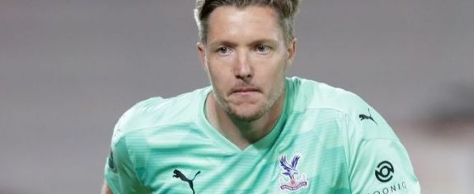 Вратарят Уейн Хенеси може да продължи кариера в Бърнли bet365