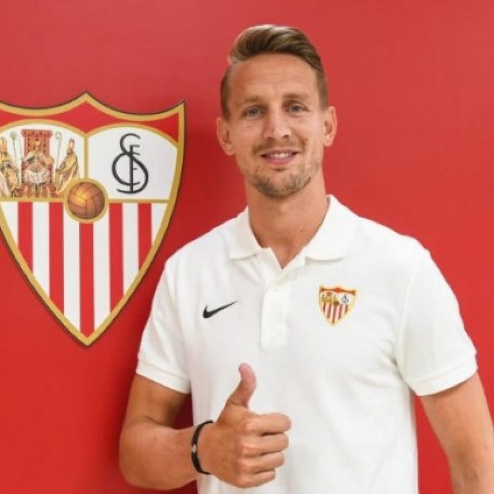 Нападателят на Севиля Люк де Йонг е бил предложен на Барселона bet365