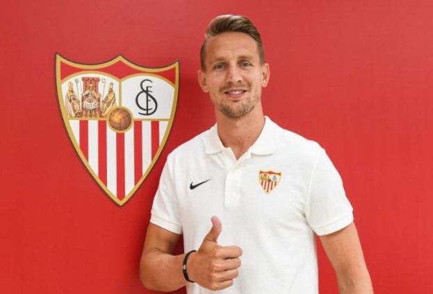 Нападателят на Севиля Люк де Йонг е бил предложен на Барселона bet365