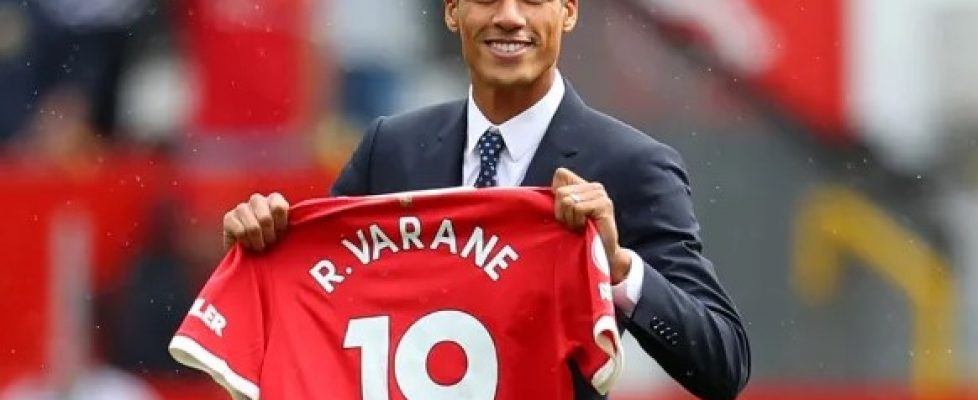 Фил Джоунс е отказал да даде фланелката с №4 на Рафаел Варан bet365