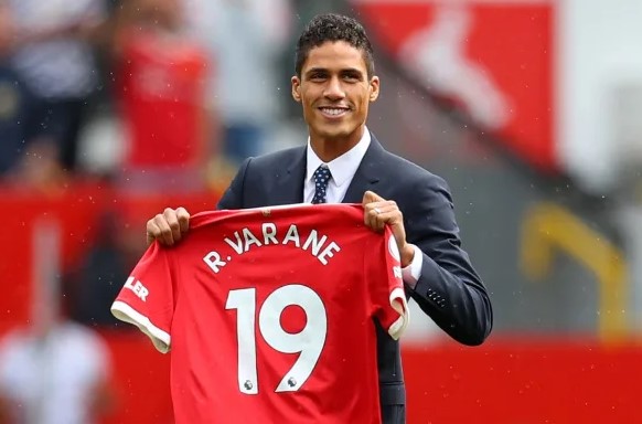 Рафаел Варан bet365 Фил Джоунс е отказал да даде фланелката с №4 на Рафаел Варан bet365