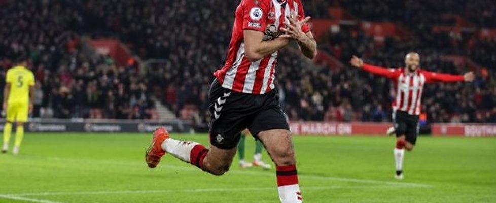 Армандо Броя може да играе за Саутхамптън в двубоя срещу Тотнъм bet365